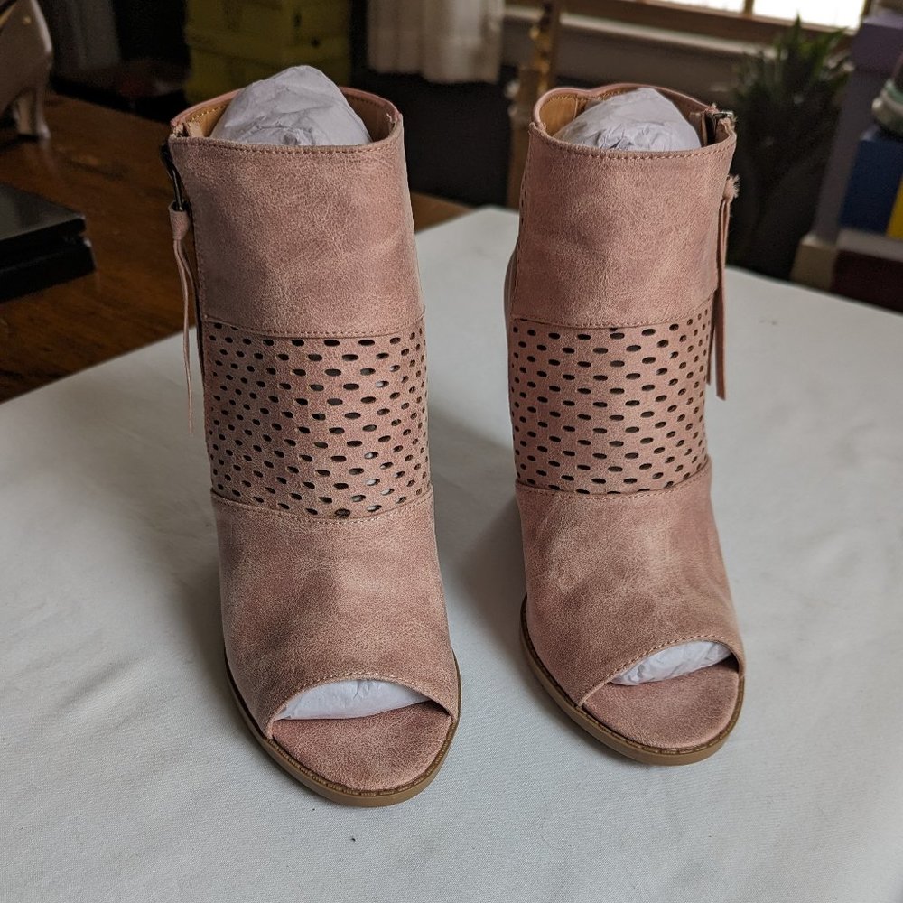 Qupid ankle high boot